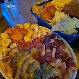 หมูกะทะชุดใหญ่สามารถสั่งได้ นั่งชิลๆหลังที่พัก กับหมูกะทะ ราคา 550บาท มีกุ้ง หมึ