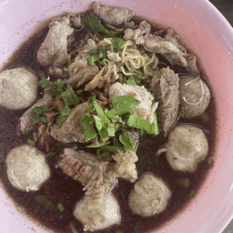 บะหมี่เหลืองน้ำตกหมูตุ๋นลูกชิ้น