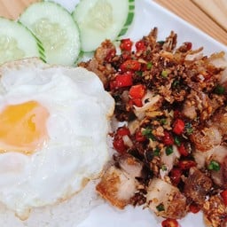 หมูกรอบคั่วพริกเกลือ (ราดข้าว)