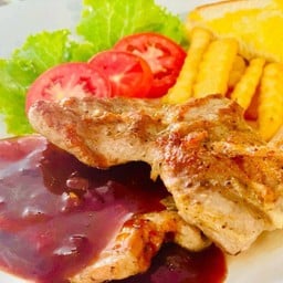 สเต็กหมูสันนอก 2 ชิ้นใหญ่