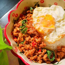ข้าวกะเพราล้นจานพริกแห้งรสเด็ด อาหารตามสั่ง