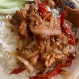 ข้าวราดพริกอ่อนหอมใหญ่