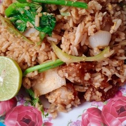ข้าวผัดหมูกรอบ