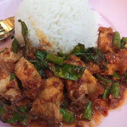 ผัดพริกแกงหมูกรอบ