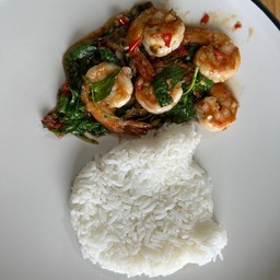 กะเพรากุ้ง ราดข้าว