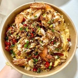 ข้าวกุ้งคั่วพริกเกลือราดไข่ข้น