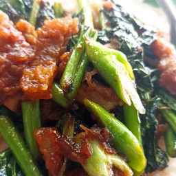 ผัดคะน้าหมูกรอบ(เป็นกับข้าว)