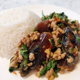 [อร่อยซ่ากับโค้ก] กะเพราหมูสับไข่เยี่ยวม้า +  โค้ก ออริจินัล (ขวด)