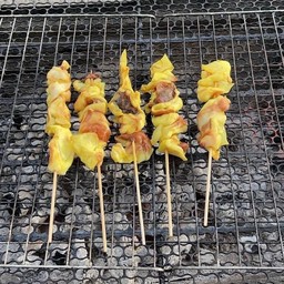 ส้มตำหมึกย่างน้ำผลไม้ปั่นคุณอรุณ ช่างสมอะไหล่ยนต์