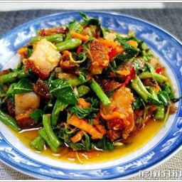 ข้าว กระเพราหมูกรอบผัดพริกแห้ง+ผักบุ้ง