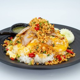 ข้าวคอหมูย่างผัดพริกเกลือ+ไข่เยิ้ม