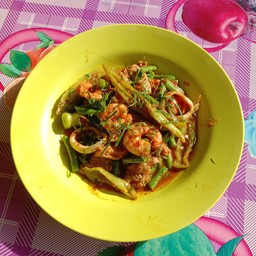 ผัดพริกแกงใต้ราดข้าว