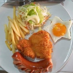 สเต็กปลาทอด+ไส้กรอก+ไข่ดาว