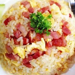 ข้าวผัดเบคอนใส่ไข่