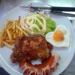 สเต็กไก่+ไส้กรอก+ไข่ดาว