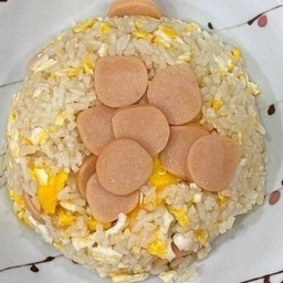 ข้าวผัดไส้กรอกใส่ไข่