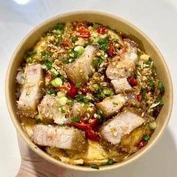 ข้าวหมูกรอบคั่วพริกเกลือราดไข่ข้น