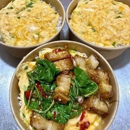 ข้าวกระเพราหมูกรอบราดไข่ข้น