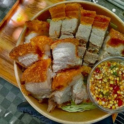 หมูกรอบตาเเว่น