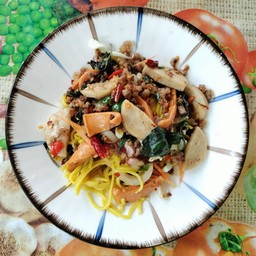 กะเพราหมี่เหลือง