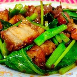 ข้าว กระเพราหมูกรอบผัดพริกแห้ง+คะน้า