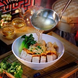 บะหมี่ + เกี๊ยวกุ้งแท้ + หมูกรอบ