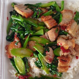 ข้าวคะน้าหมูกรอบ