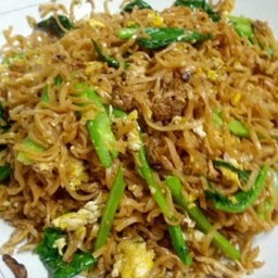 อิ่มจังกะเพราไข่เจียว(วัดเซิงหวาย)