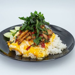ข้าวคอหมูย่างผัดกะเพรา+ไข่เยิ้ม