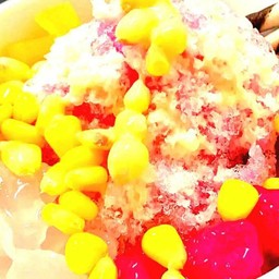 น้ำแข็งไส(ขนมปัง+เฉาก๊วย+ข้าวโพด+มัน+สับปะรด)