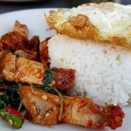 กระเพราหมูกรอบ