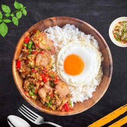 หมูกรอบคั่วพริกเกลือราดข้าว