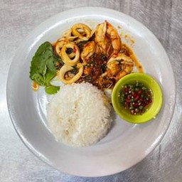 ข้าวกะเพรากุ้งหมึก
