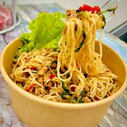 บะหมี่ไข่คลุกกะเพรา