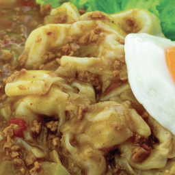 ก๋วยเตี๋ยวเนื้อสับและไข่ดาว