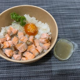 ข้าวหน้าแซลม่อนแบบสุกและไข่ดอง