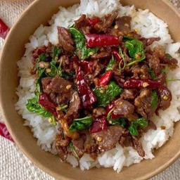 ข้าวกระเพราเนื้อโคขุน