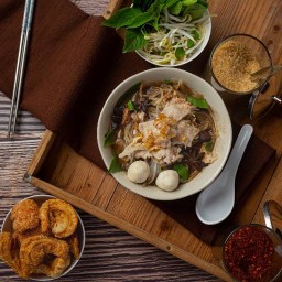 ก๋วยเตี๋ยวเรือสป กระเพราปลาหมึกไข่อร่อย+กุ้งทะเล,แม่น้ำ ช้างเอราวัณ