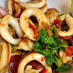 ข้าวกะเพราปลาหมึก