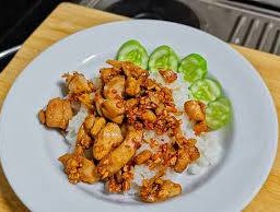 ไก่ทอดกระเทียมราดข้าว
