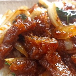 ข้าวผัดพริกเผาหมูกรอบ