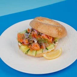 Smoked salmon bagel(สโมคแซลมอน เบเกล)