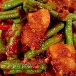 ข้าวผัดพริกแกง