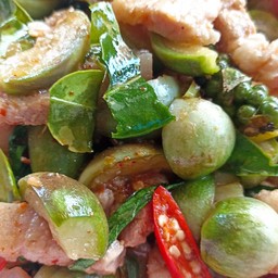 พริกแกงหมูชิ้นมะเขือเป็น(กับข้าว)