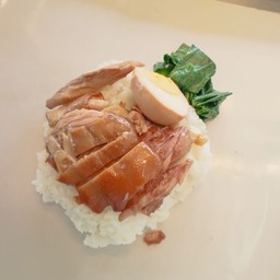 ข้าวขาหมู  ไข่ครึ่ง ฟอง