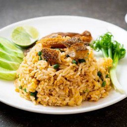 ข้าวผัดปลาสลิดกรอบ