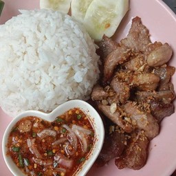 ข้าวราดหมูทอดน้ำจิ้มแจ่ว