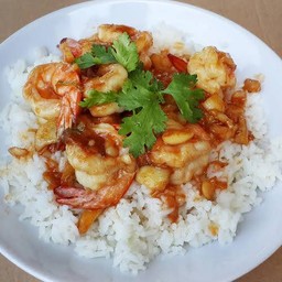 กุ้งทอดกระเทียมราดข้าว