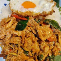 ผัดพริกแกงหมูชิ้น+ไข่ดาว