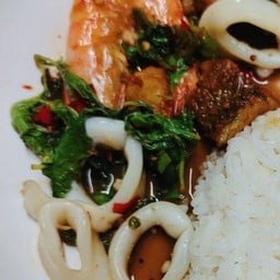 กะเพราคั่วพริกแห้งทะเล